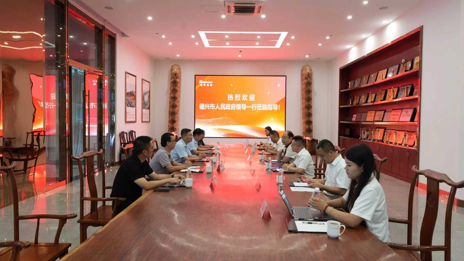 德兴市领导一行来访潮峰集团丨政企对接共谋低空经济、数据要素与大健康合作